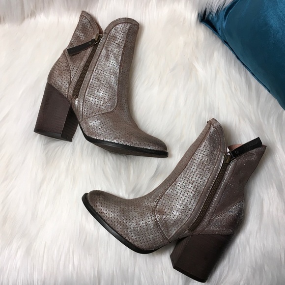 NWOT Seychelles Pewter Zip-Up Heel Booties Anthro - Picture 3 of 6
